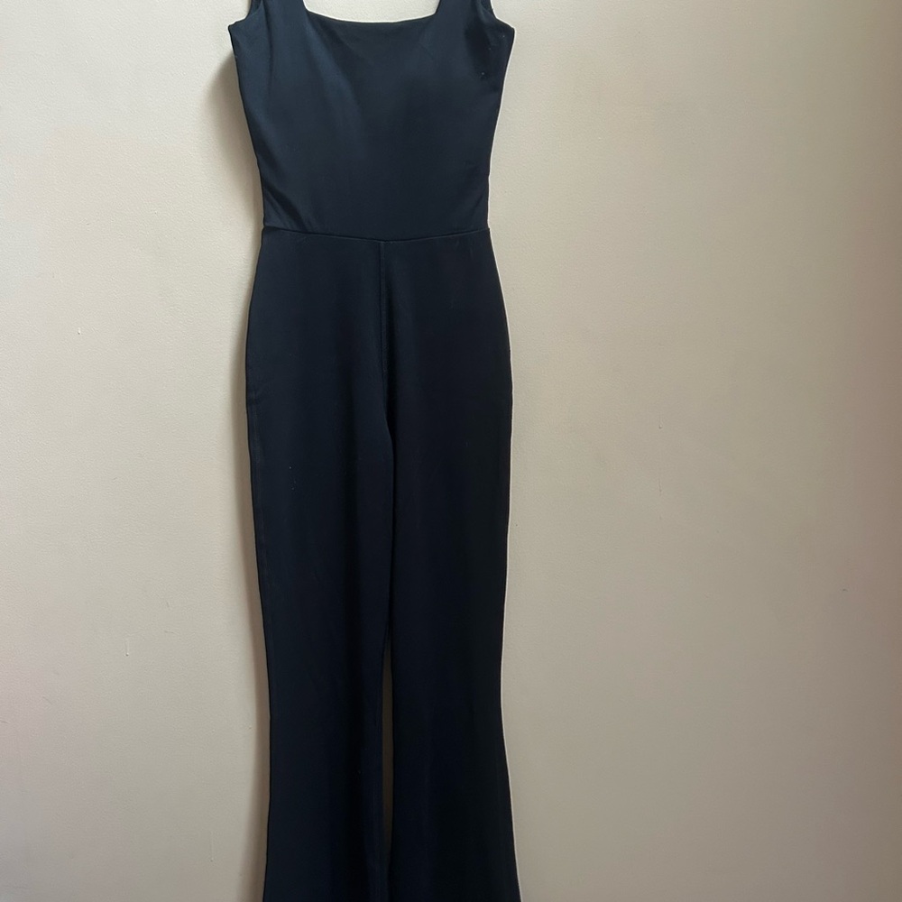 Sophisticated Black Sleeveless Jumpsuit with Fitted Bodice